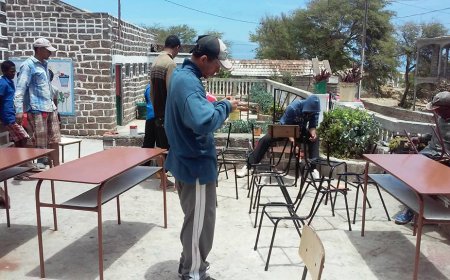 Igreja adventista apoia Escola de Cachaço na recuperacao de carteiras e cadeiras