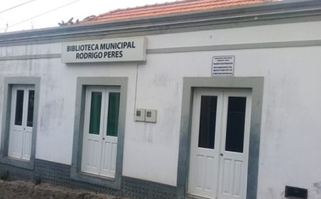 Ilha Brava: Biblioteca municipal às moscas durante o período de férias