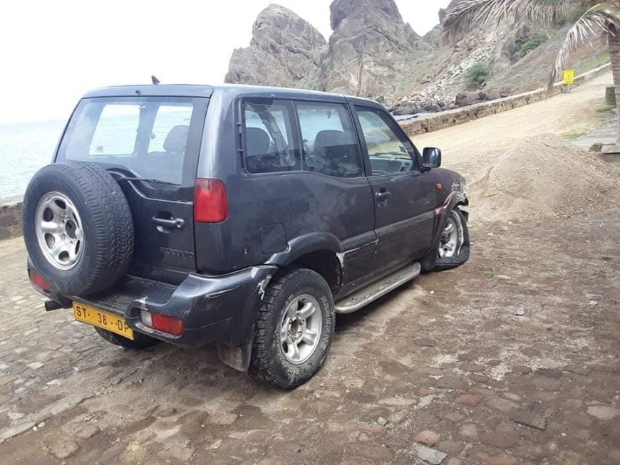 No reaction to the official car that crashed in Faja D'Agua