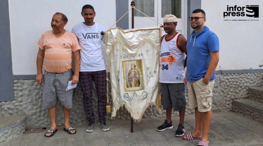 São Pedro/Brava: Grupo de jovens resgata a bandeira de Nhô São Pedro da igreja e prometem festeja-la como manda a tradição