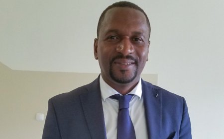 GOVERNA-SE À PALHAÇADA, EM CABO VERDE, MAS, COM ESCÂNDALOS E BENÇÃO