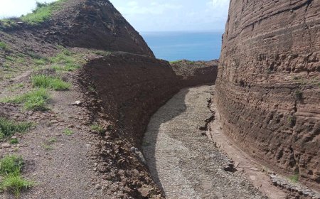 Estrada de acesso à Fajã D'Água fica cortada em vários pontos