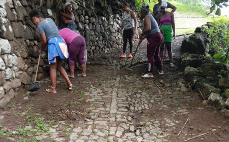 Câmara Municipal da Brava se une aos moradores de Baleia para limpeza e desobstrução do caminho vicinal e da Placa desportiva local