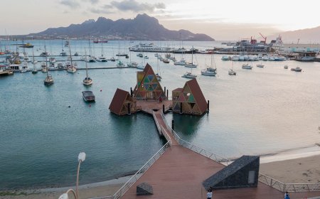 Inspiradas na cultura africana, casas flutuantes em triângulo agitam Cabo Verde com música ao vivo