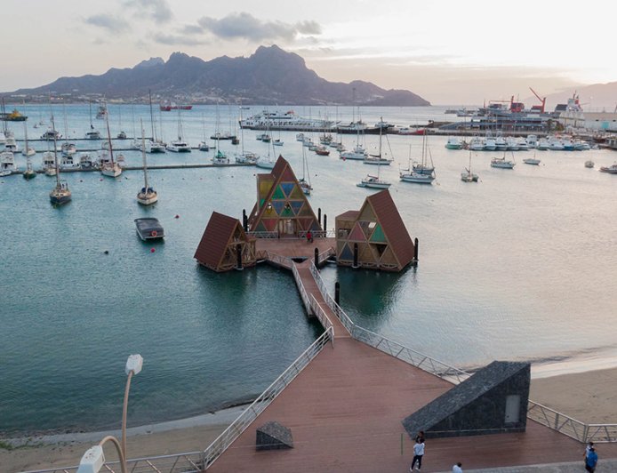 Inspiradas na cultura africana, casas flutuantes em triângulo agitam Cabo Verde com música ao vivo