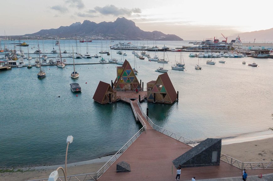 Inspiradas na cultura africana, casas flutuantes em triângulo agitam Cabo Verde com música ao vivo