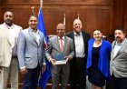 Visita do PM aos EUA: Ulisses Correia e Silva recebe as “Chaves da Cidade” de Pawtucket das mãos do Mayor Donald Grebien